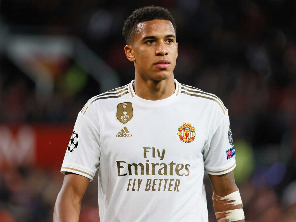 曼联提议降薪续约瓦拉内，球员态度积极开放